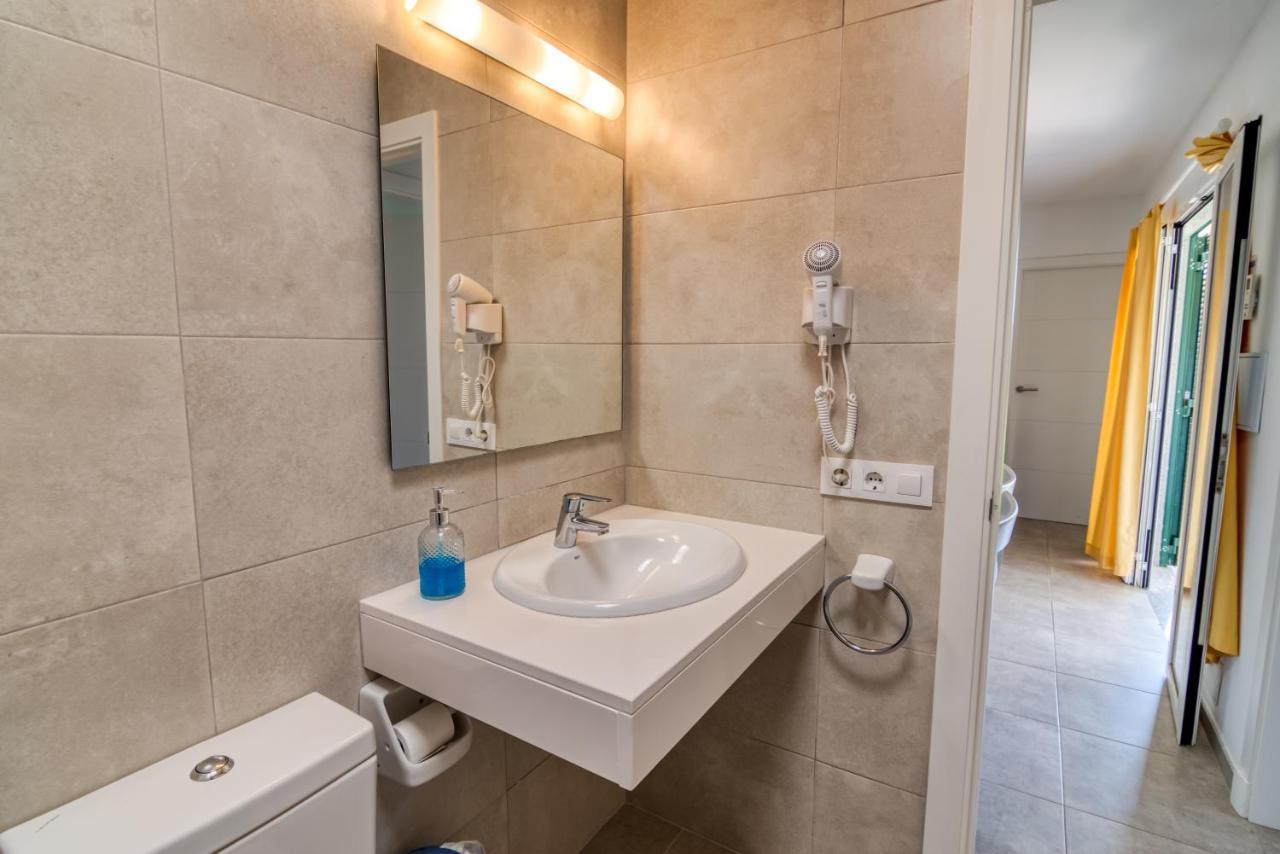 Apartamentos Las Golondrinas Cala'N Bosch (Menorca) Exterior foto